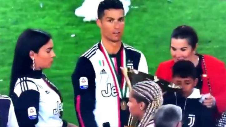 Cristiano Ronaldo golpea involuntariamente a su hijo con la copa de la  Juventus