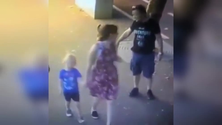 Una mujer apuñala en la cara a un niño de tres años mientras paseaba con  sus padres 