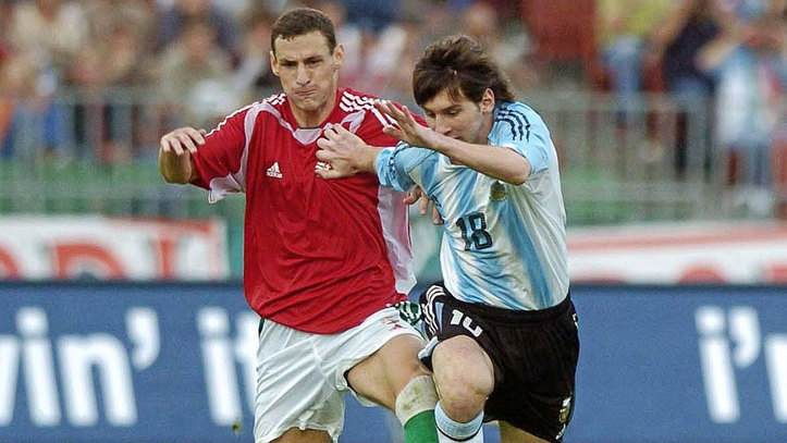 La única expulsión en la carrera de Messi fue con Argentina... ¡el día de  su debut! 