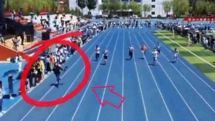 El cámara que corre más que los atletas en una carrera de 100 metros:  ¡simplemente alucinante! | Marca