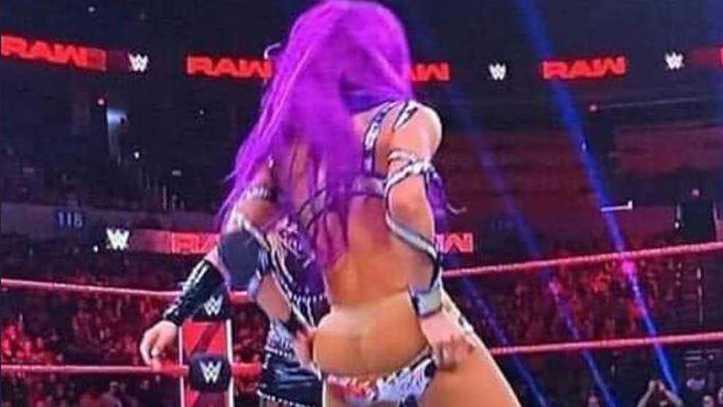 WWE: Estriptis involuntario de Sasha Banks en la WWE: se le cayeron los  pantalones 
