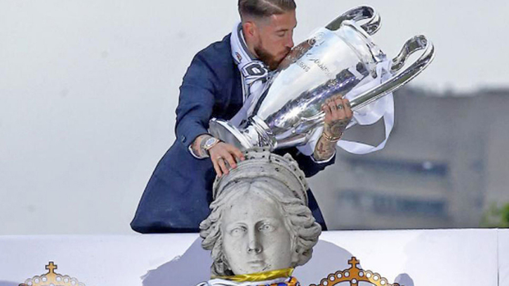 Digno Th Desalentar Celebración Real Madrid: Sergio Ramos ofrece la Champions a la Cibeles y a  miles de madridistas | Marca.com