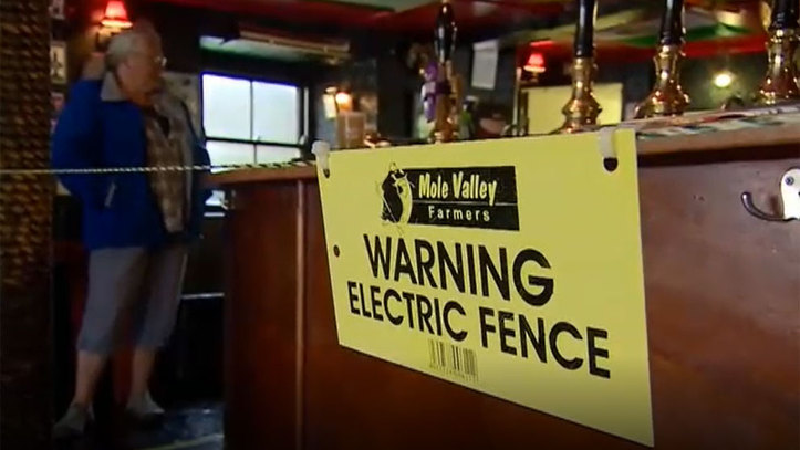 Coronavirus Inglaterra: Un pub inglés coloca una valla electrificada en la barra... ¡para las distancias! |