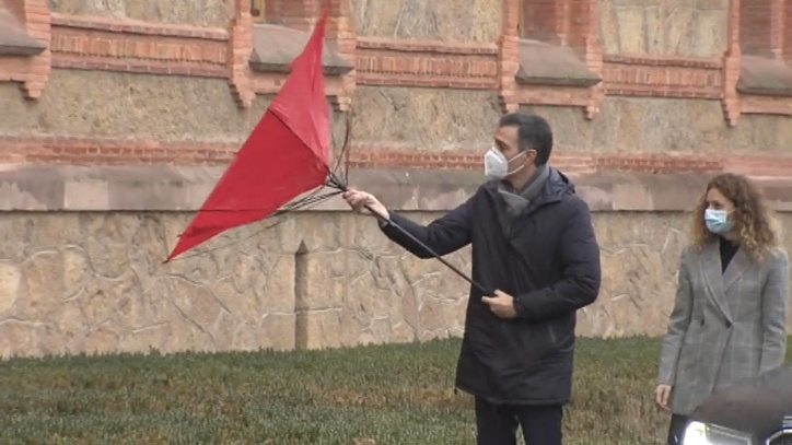 Temporal Dora: Sánchez sufre incidente con un paraguas por el temporal Dora su visita a Cantabria | Marca