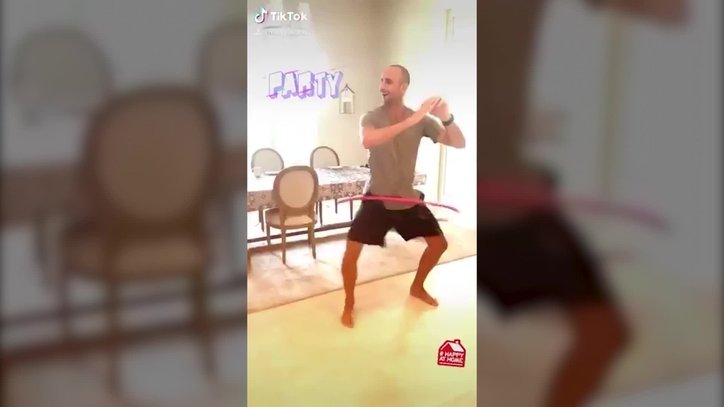 Altoparlante espíritu polla Ginobili's wife takes a risk by sharing Manu's hula hoop dance | MARCA in  English