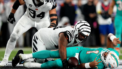 Dolphins' Jaylen Waddle out with concussion; Miami elevates Robbie