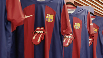 Por qué el Barcelona lleva una camiseta con el símbolo de los 'Rolling  Stones'?