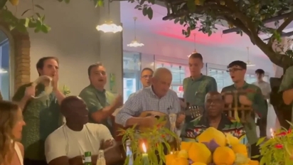 Skære ryste tjenestemænd The viral video of Michael Jordan and Magic Johnson singing 'volare' in  Capri | Marca