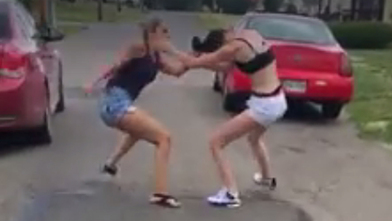 Buzz: Una chica se caga encima en plena pelea callejera | Marca.com