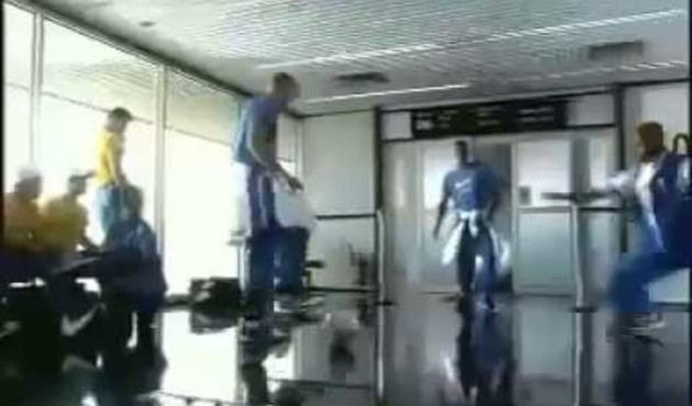 Los invitados Gángster buscar Equipos de anuncio: Brasil se aburre en el aeropuerto (Nike, 1998) - MarcaTV