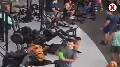 En gimnasio, máquina aplasta a hombre y podría quedar inválido, VIDEO