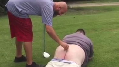 Buzz: Dolor extremo en el golf tras utilizar su culo como tee de ...