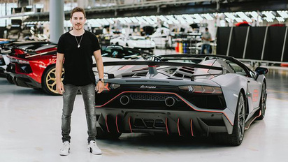 Lamborghini Jorge Lorenzo le echa flores a su Lamborghini