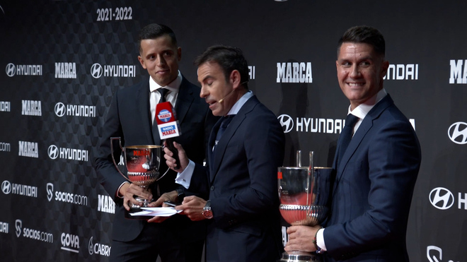 Premios Marca: Ortiz Arias y García Verdura tras recoger sus premios como  mejores árbitros: 